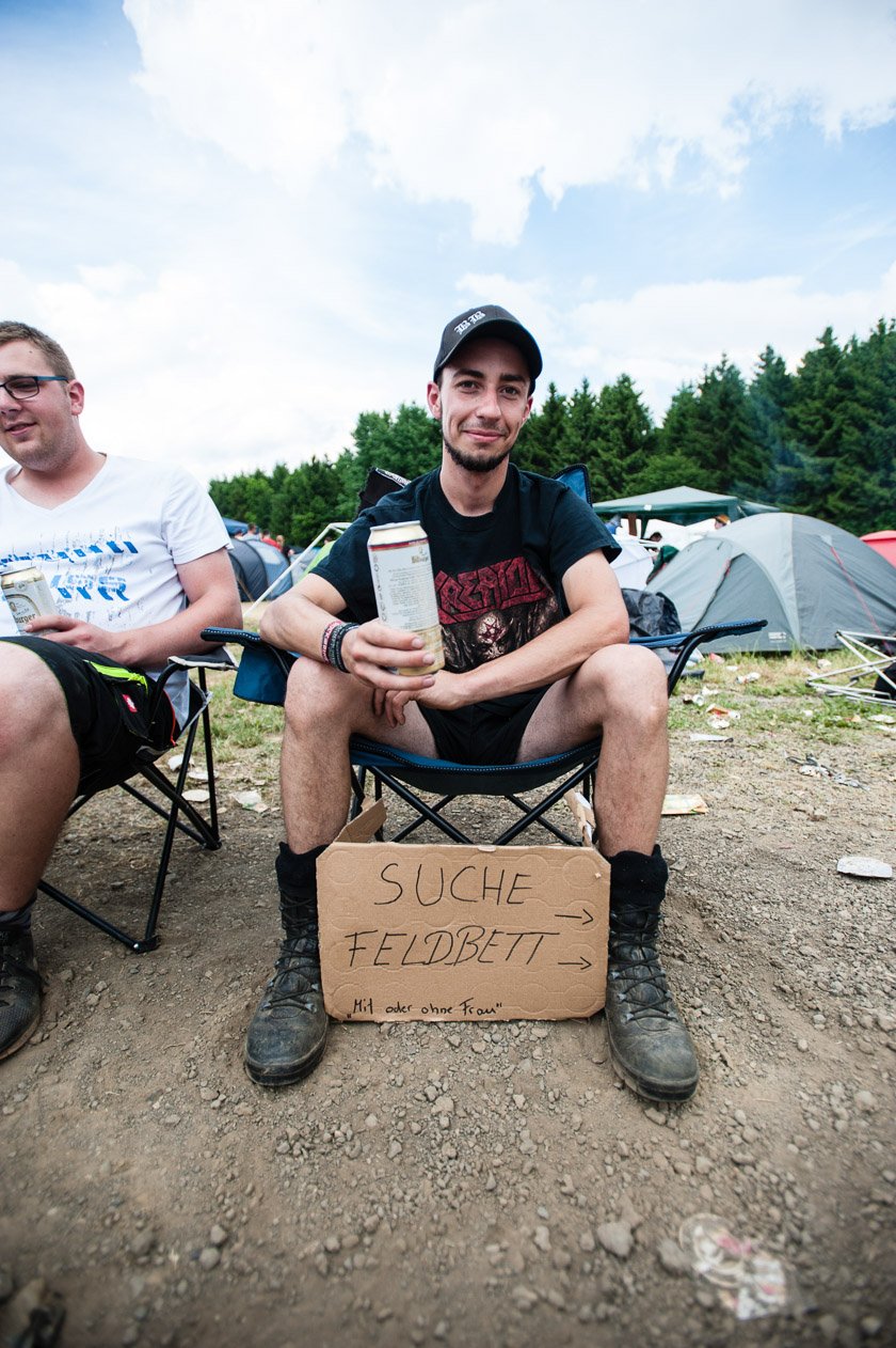 Unsere spezielle Fan-Frage zum Ring - und die Antworten: Was war das Schlimmste, was du je auf einem Festival vergessen hast? – Jan (23): "Oh ja, ich habe heute Nacht auch was vergessen, meinen Schlafplatz!“
