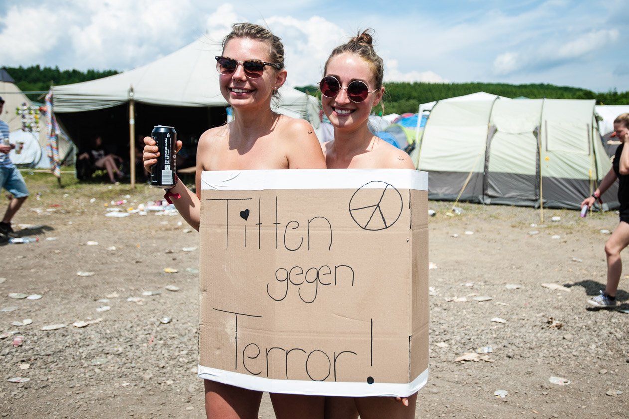 Unsere spezielle Fan-Frage zum Ring - und die Antworten: Was war das Schlimmste, was du je auf einem Festival vergessen hast? – Janina und Sandra: "Das Schlimmste was man vergessen kann? Feuchttücher.“