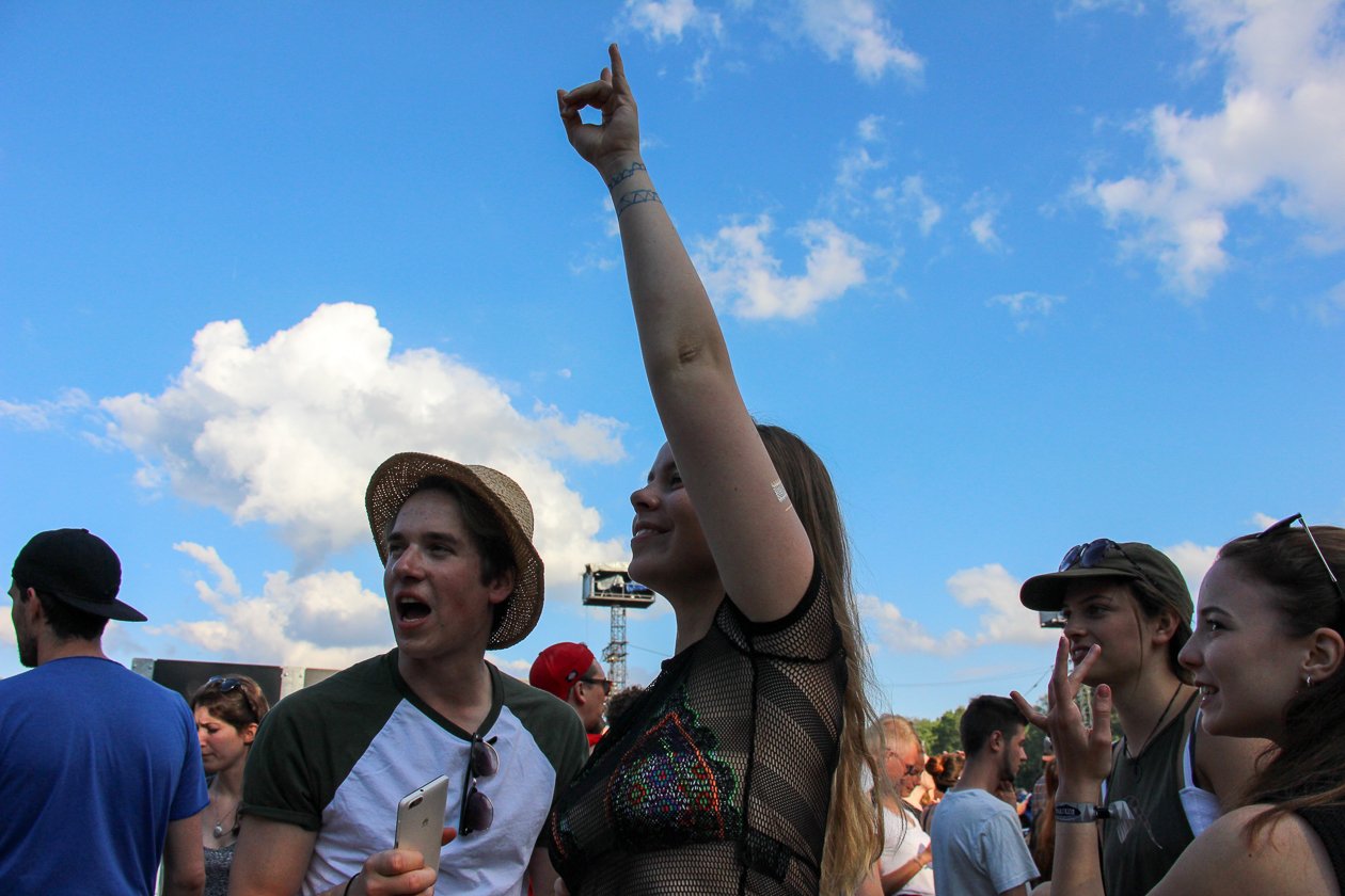 Sonne, Bier, dröhnende Boxen, Gewitter - das Zeppelinfeld in Nürnberg bebt drei Tage lang. – Rock im Park 2017.