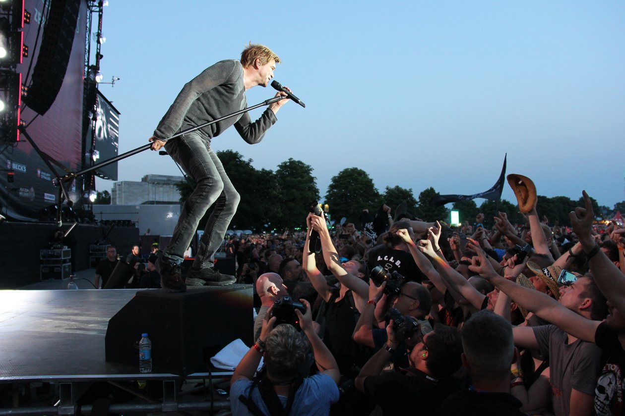 Sonne, Bier, dröhnende Boxen, Gewitter - das Zeppelinfeld in Nürnberg bebt drei Tage lang. – Campino freut sich mit den Fans.