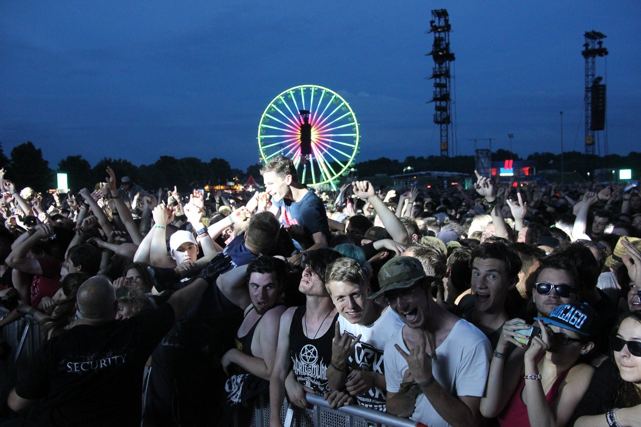 Sonne, Bier, dröhnende Boxen, Gewitter - das Zeppelinfeld in Nürnberg bebt drei Tage lang. – Durchdrehen bei System Of A Down!