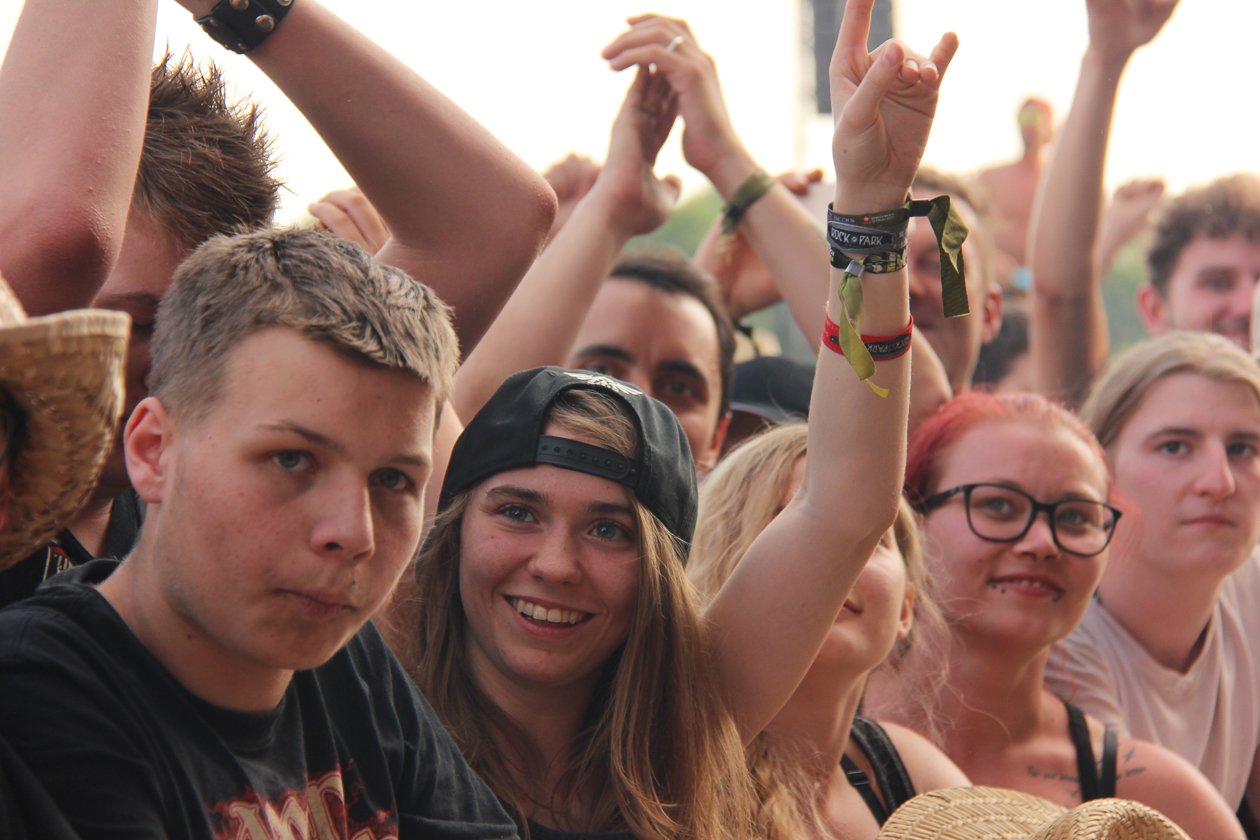 Sonne, Bier, dröhnende Boxen, Gewitter - das Zeppelinfeld in Nürnberg bebt drei Tage lang. – Fans.