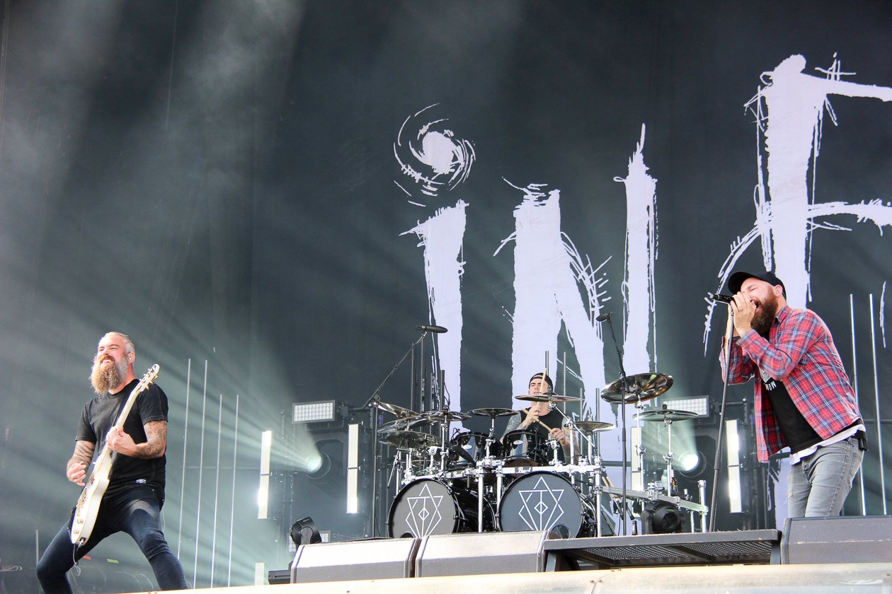 Sonne, Bier, dröhnende Boxen, Gewitter - das Zeppelinfeld in Nürnberg bebt drei Tage lang. – In Flames rocken die Zeppelin Stage.