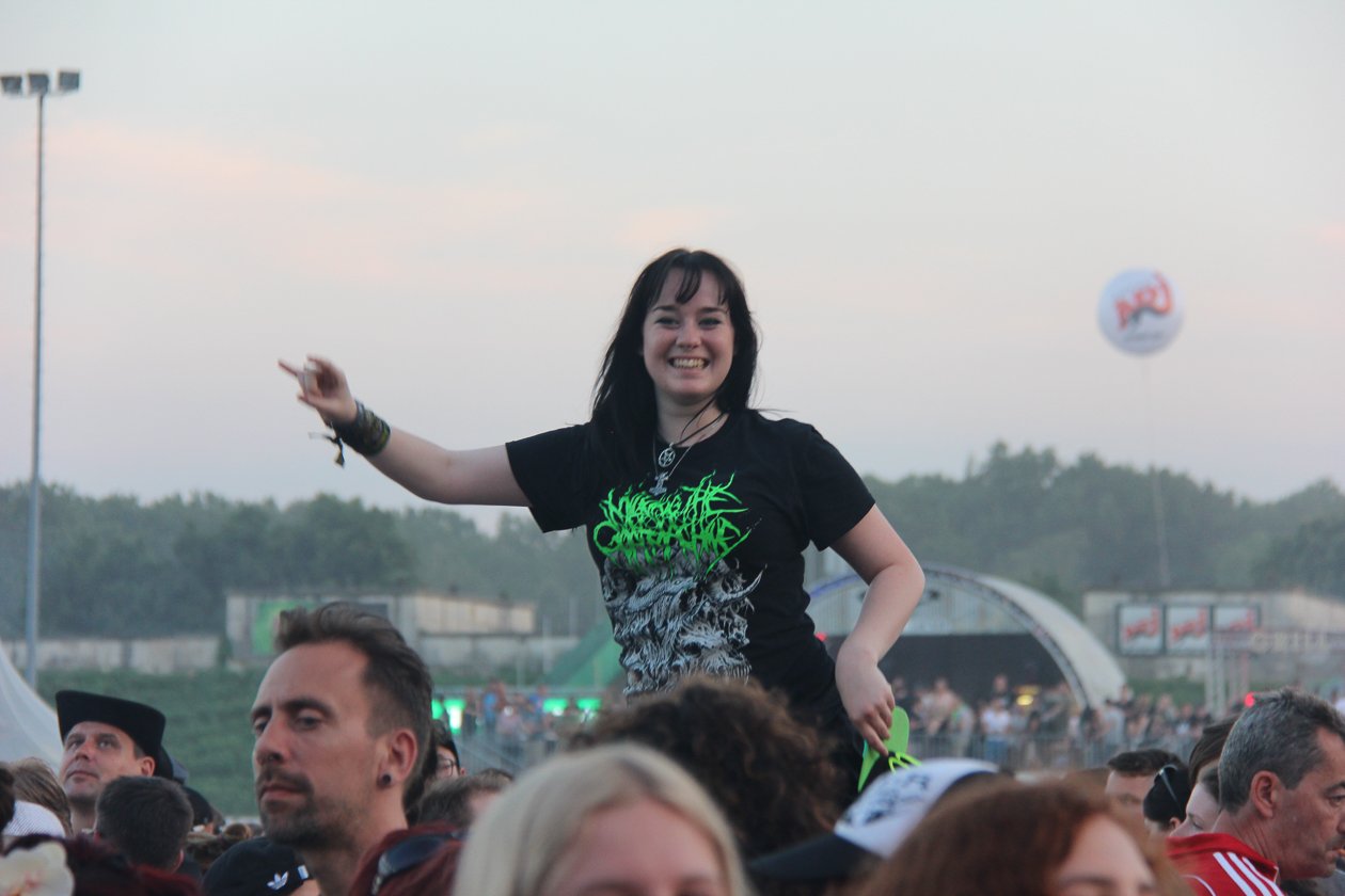 Sonne, Bier, dröhnende Boxen, Gewitter - das Zeppelinfeld in Nürnberg bebt drei Tage lang. – Rock it!