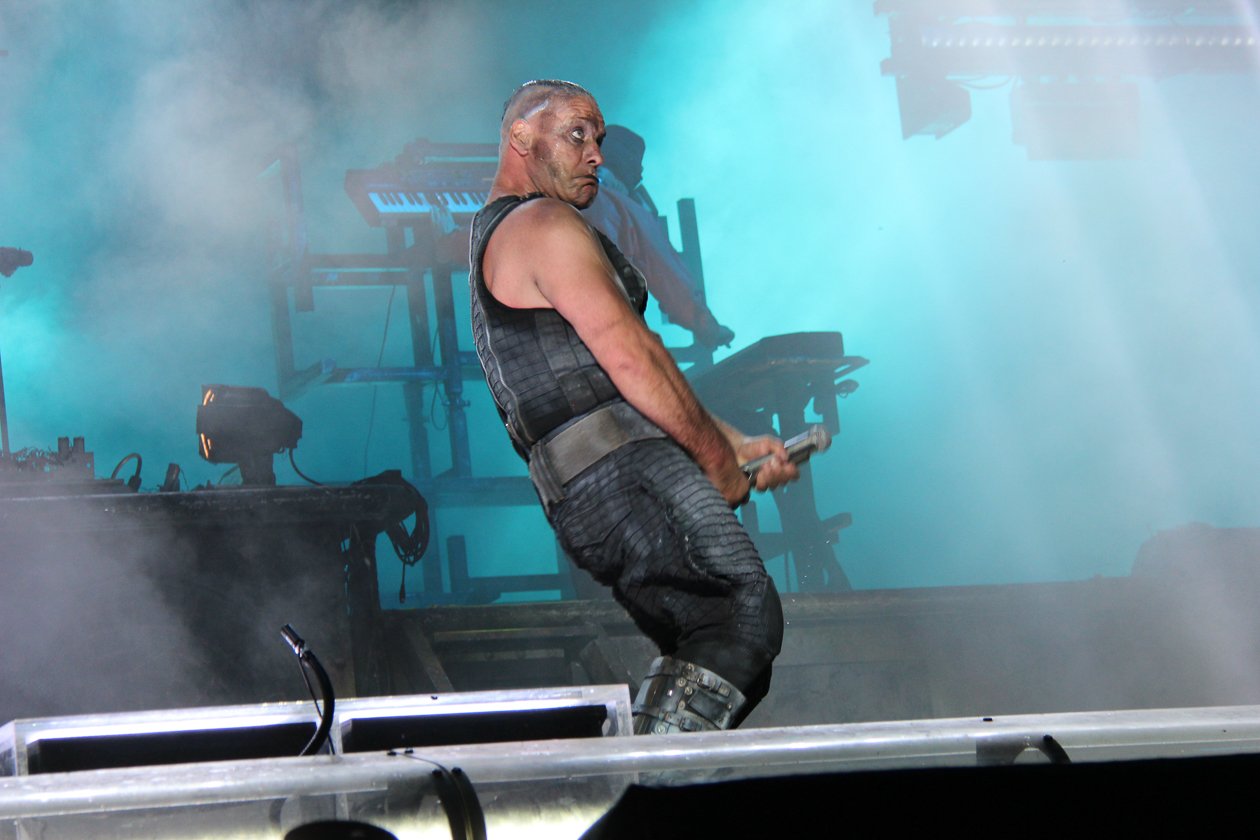 Sonne, Bier, dröhnende Boxen, Gewitter - das Zeppelinfeld in Nürnberg bebt drei Tage lang. – Lindemann und sein Mikrofon.