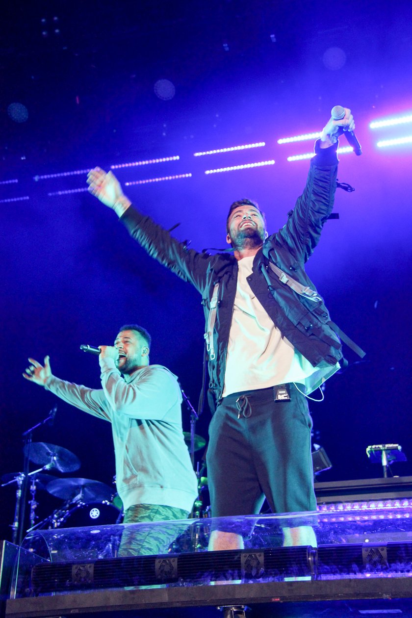 Sonne, Bier, dröhnende Boxen, Gewitter - das Zeppelinfeld in Nürnberg bebt drei Tage lang. – Marteria spielt drei Stunden nach seinem Ring-Gig den nächsten im Park.