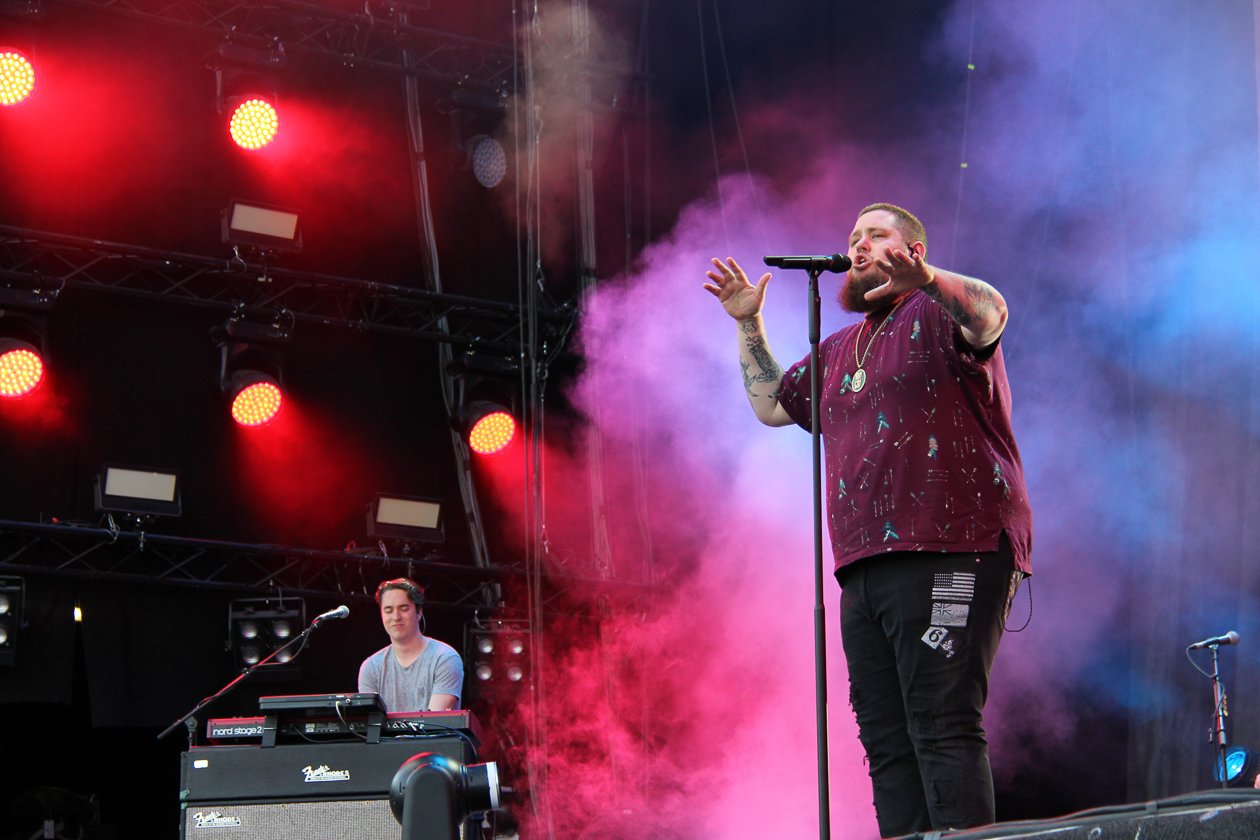 Sonne, Bier, dröhnende Boxen, Gewitter - das Zeppelinfeld in Nürnberg bebt drei Tage lang. – Rag 'n' Bone Man verzaubert die Park Stage.