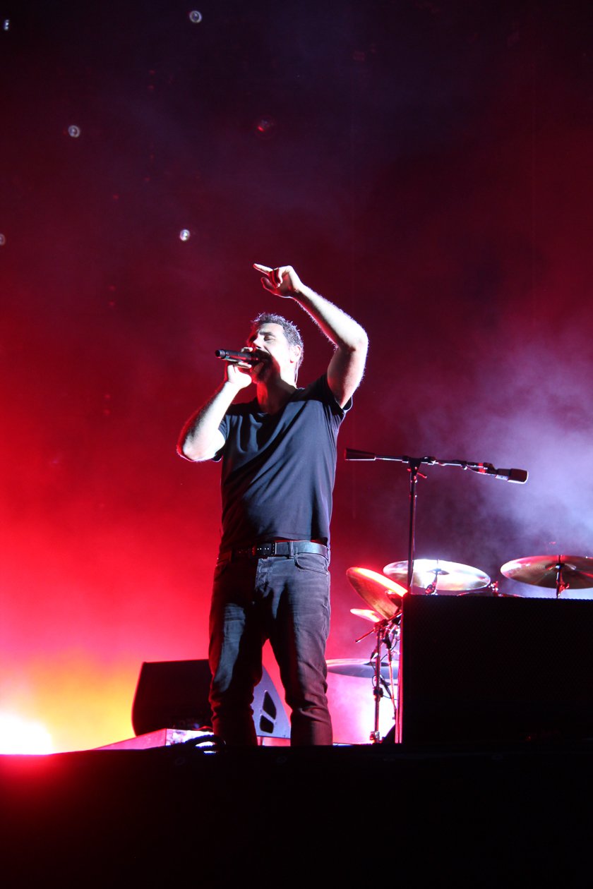 Sonne, Bier, dröhnende Boxen, Gewitter - das Zeppelinfeld in Nürnberg bebt drei Tage lang. – Serj Tankian entert die Bühne.