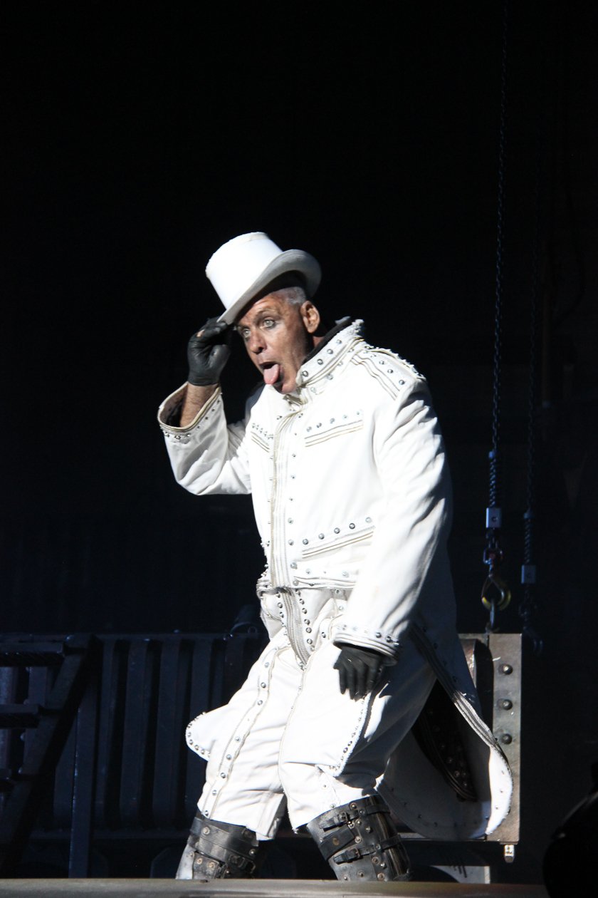 Sonne, Bier, dröhnende Boxen, Gewitter - das Zeppelinfeld in Nürnberg bebt drei Tage lang. – Till Lindemann.