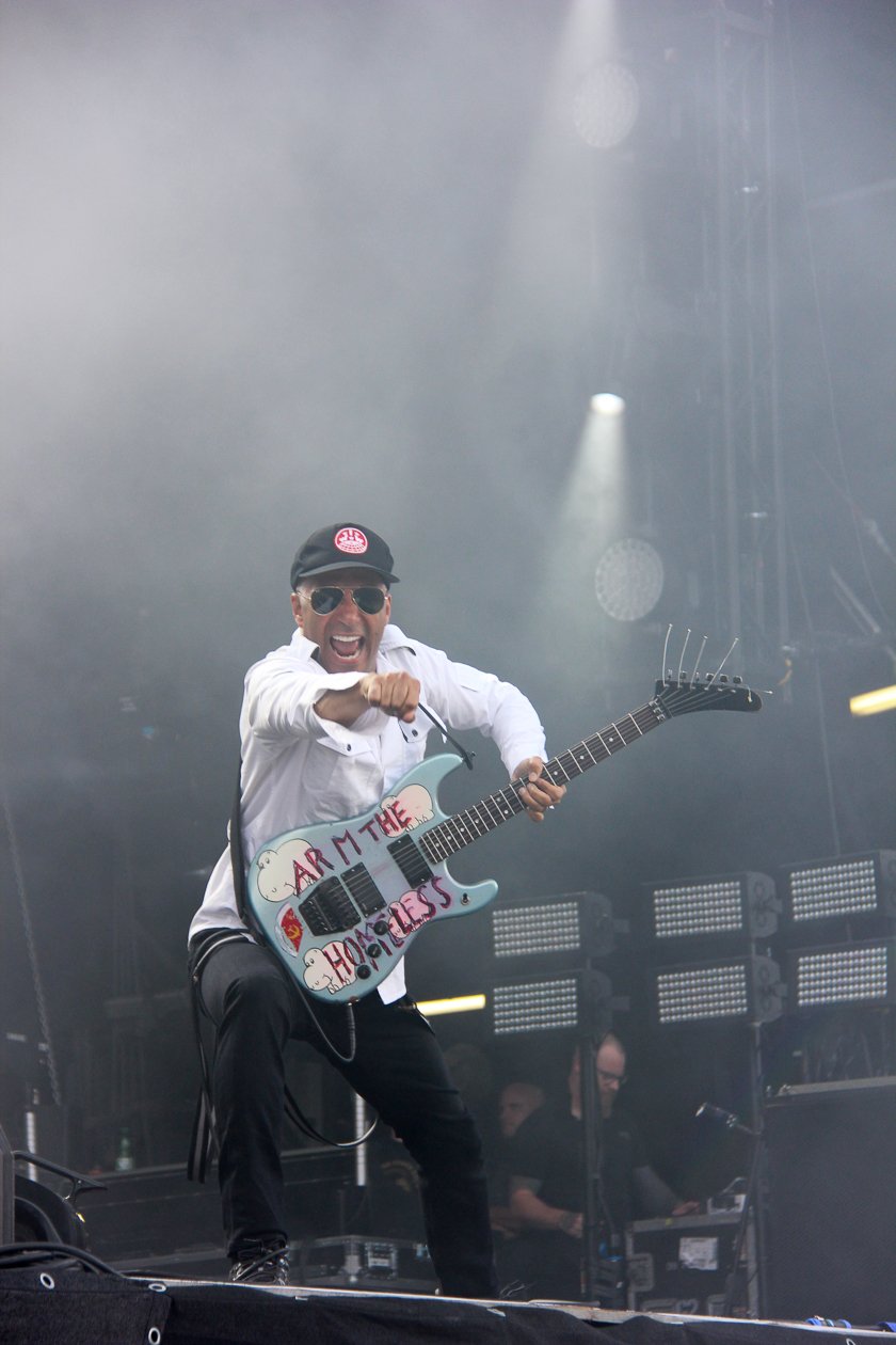 Sonne, Bier, dröhnende Boxen, Gewitter - das Zeppelinfeld in Nürnberg bebt drei Tage lang. – Tom Morello von Prophets Of Rage!