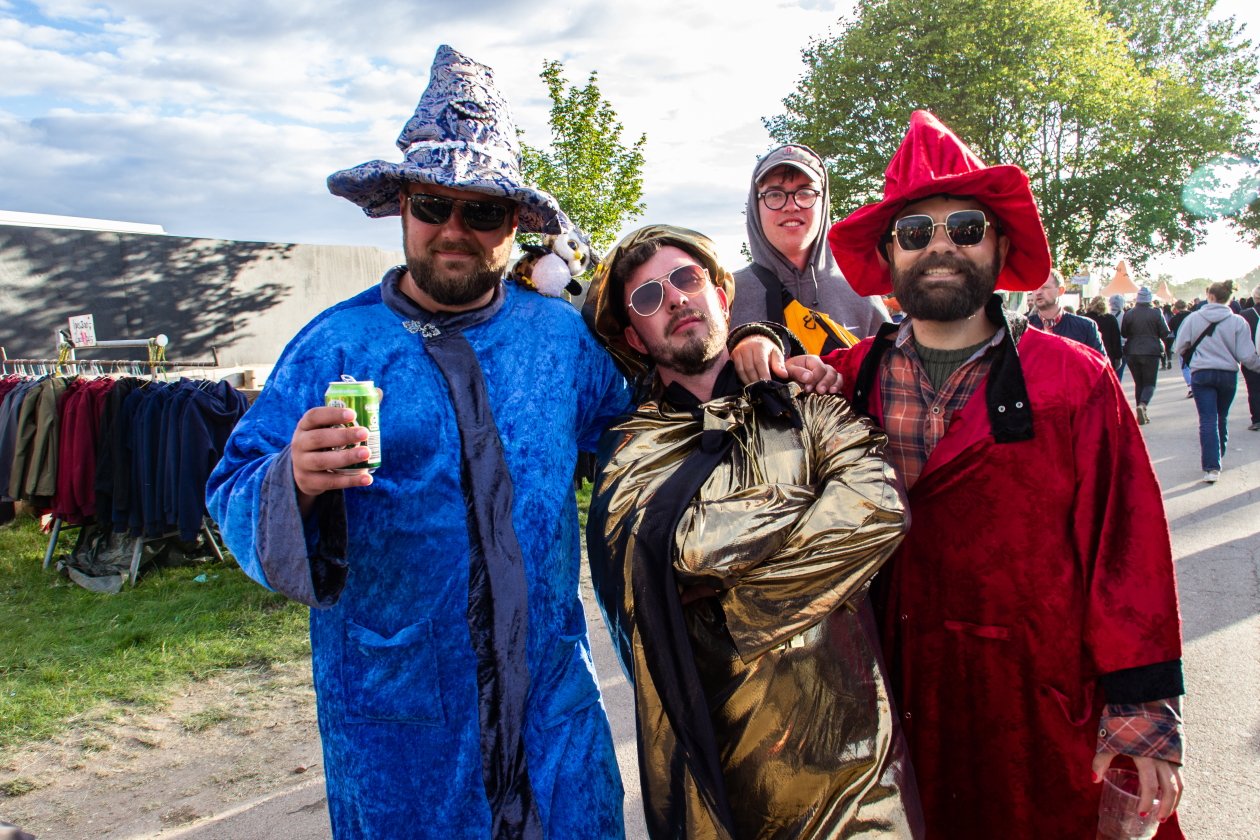 Fotos von einem der größten Festivals Europas - und das bei eisigem Wind Anfang Juli. – Alte Bekannte aus 2017.