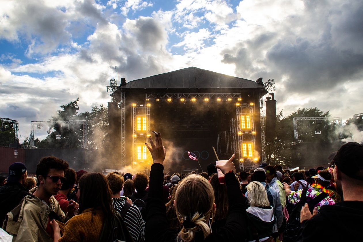 Fotos von einem der größten Festivals Europas - und das bei eisigem Wind Anfang Juli. – Apollo Stage.