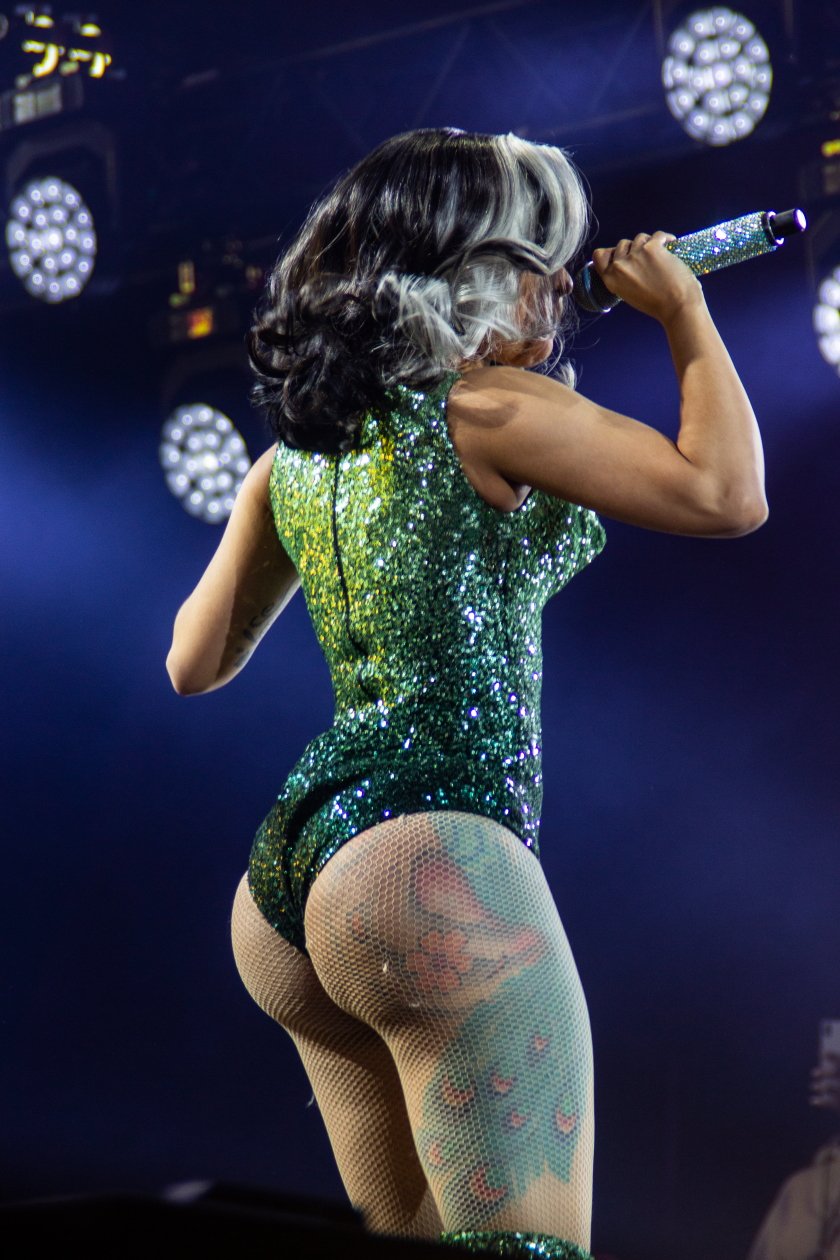 Fotos von einem der größten Festivals Europas - und das bei eisigem Wind Anfang Juli. – Cardi B.