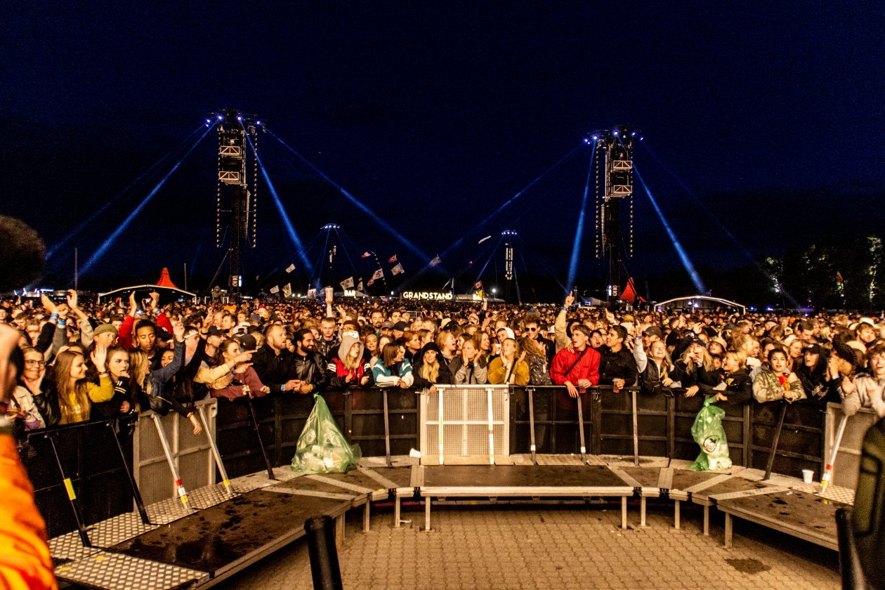 Fotos von einem der größten Festivals Europas - und das bei eisigem Wind Anfang Juli. – Cardi-Fans.