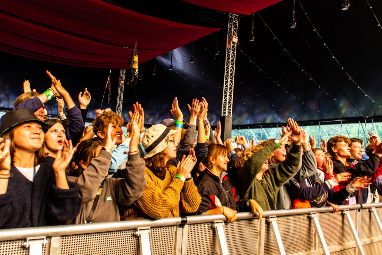 Fotos von einem der größten Festivals Europas - und das bei eisigem Wind Anfang Juli. – Den Fans gefällts.