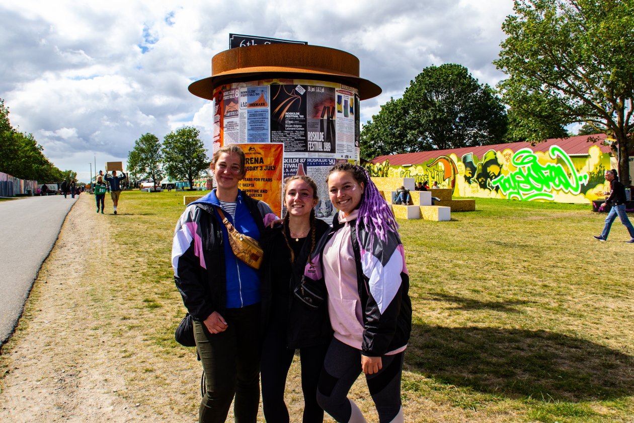 Fotos von einem der größten Festivals Europas - und das bei eisigem Wind Anfang Juli. – Drei deutsche Volunteers.