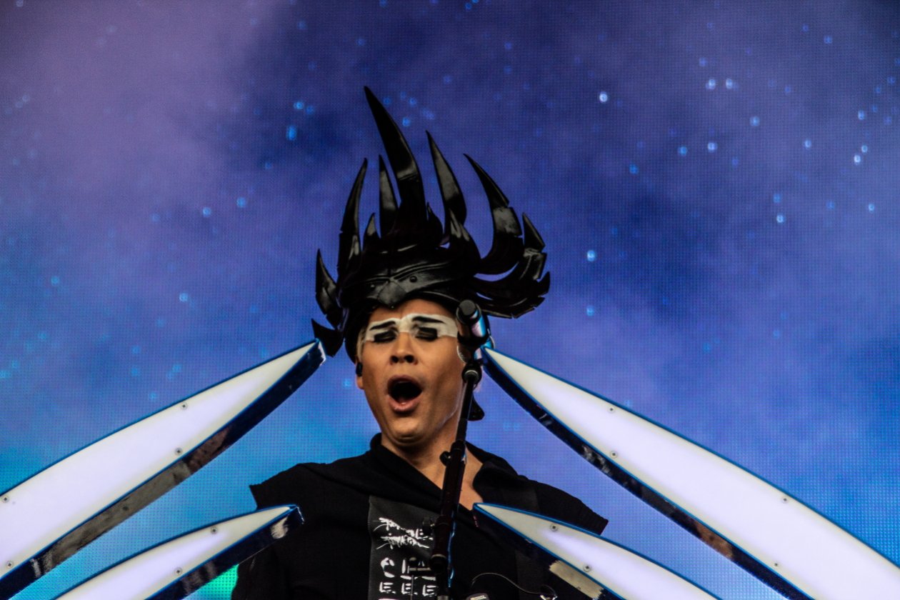 Fotos von einem der größten Festivals Europas - und das bei eisigem Wind Anfang Juli. – Empire Of The Sun.