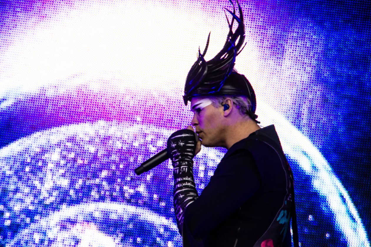 Fotos von einem der größten Festivals Europas - und das bei eisigem Wind Anfang Juli. – Empire Of The Sun.