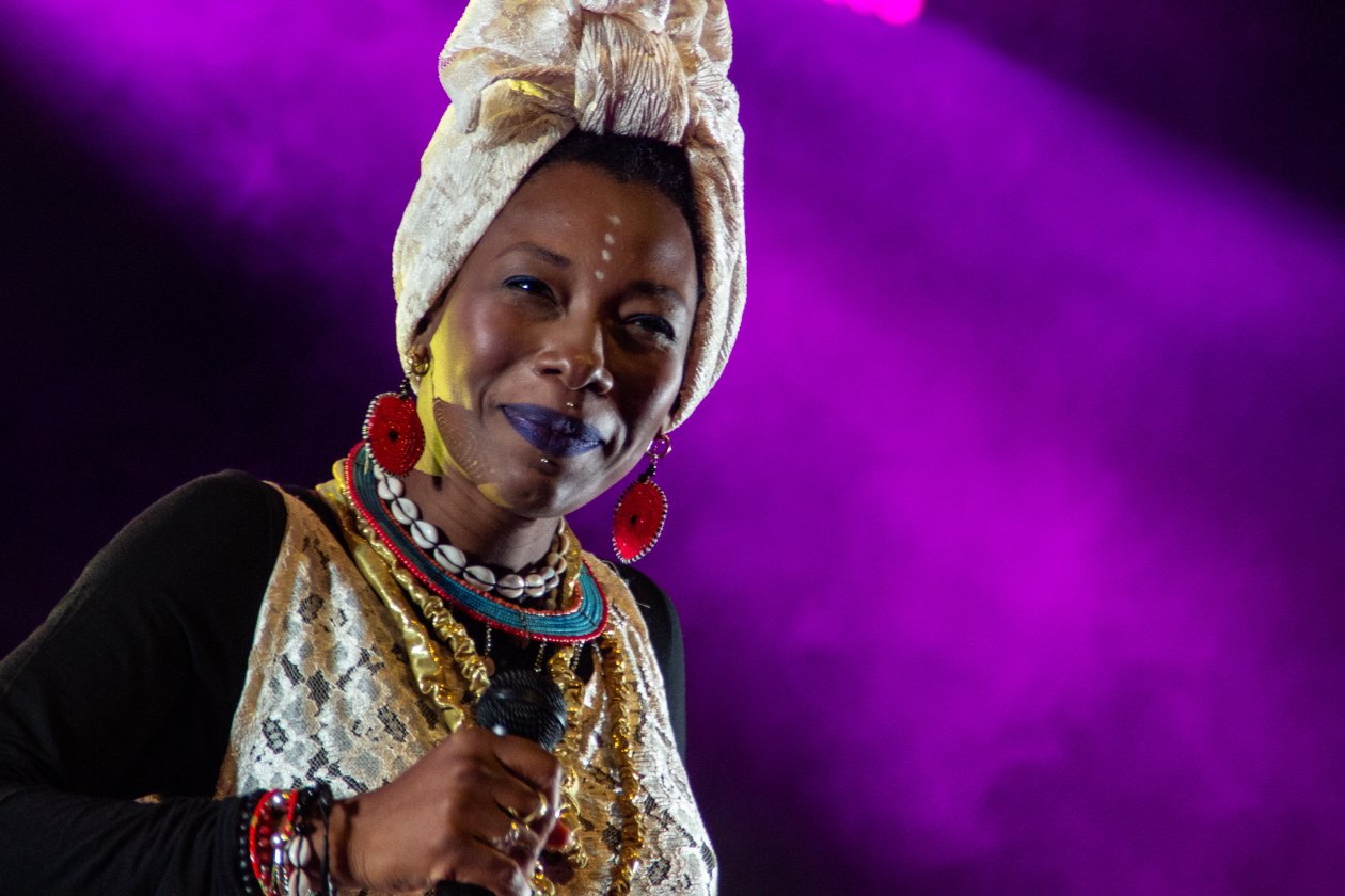 Fotos von einem der größten Festivals Europas - und das bei eisigem Wind Anfang Juli. – Fatoumata Diawara.