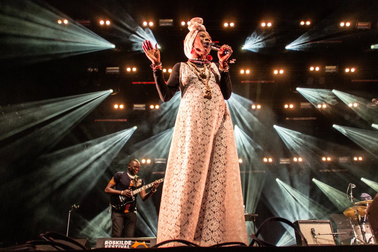 Fotos von einem der größten Festivals Europas - und das bei eisigem Wind Anfang Juli. – Fatoumata Diawara.