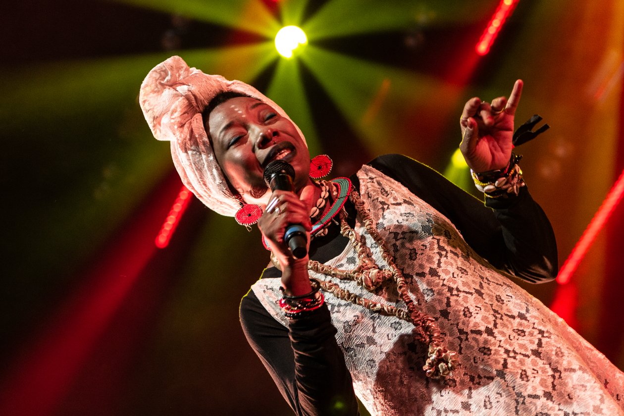 Fotos von einem der größten Festivals Europas - und das bei eisigem Wind Anfang Juli. – Fatoumata Diawara.