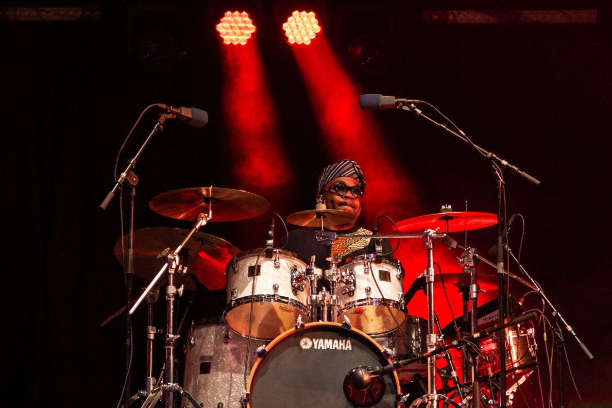 Fotos von einem der größten Festivals Europas - und das bei eisigem Wind Anfang Juli. – Fatoumatas Drummer.