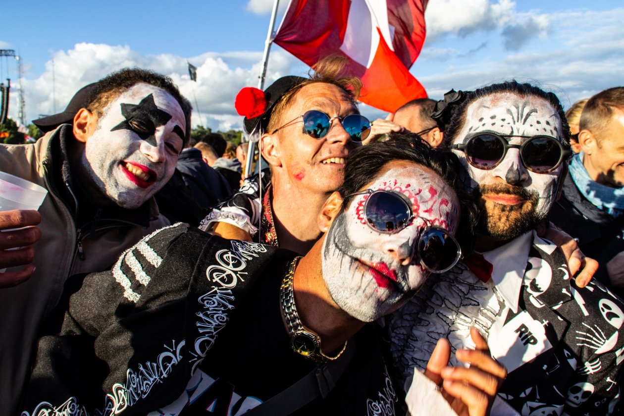 Fotos von einem der größten Festivals Europas - und das bei eisigem Wind Anfang Juli. – Got that Orange Feeling?