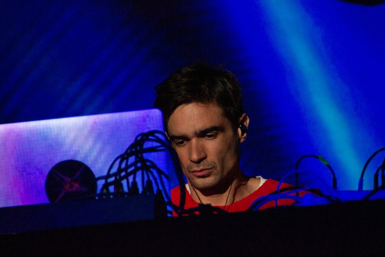 Fotos von einem der größten Festivals Europas - und das bei eisigem Wind Anfang Juli. – Jon Hopkins.