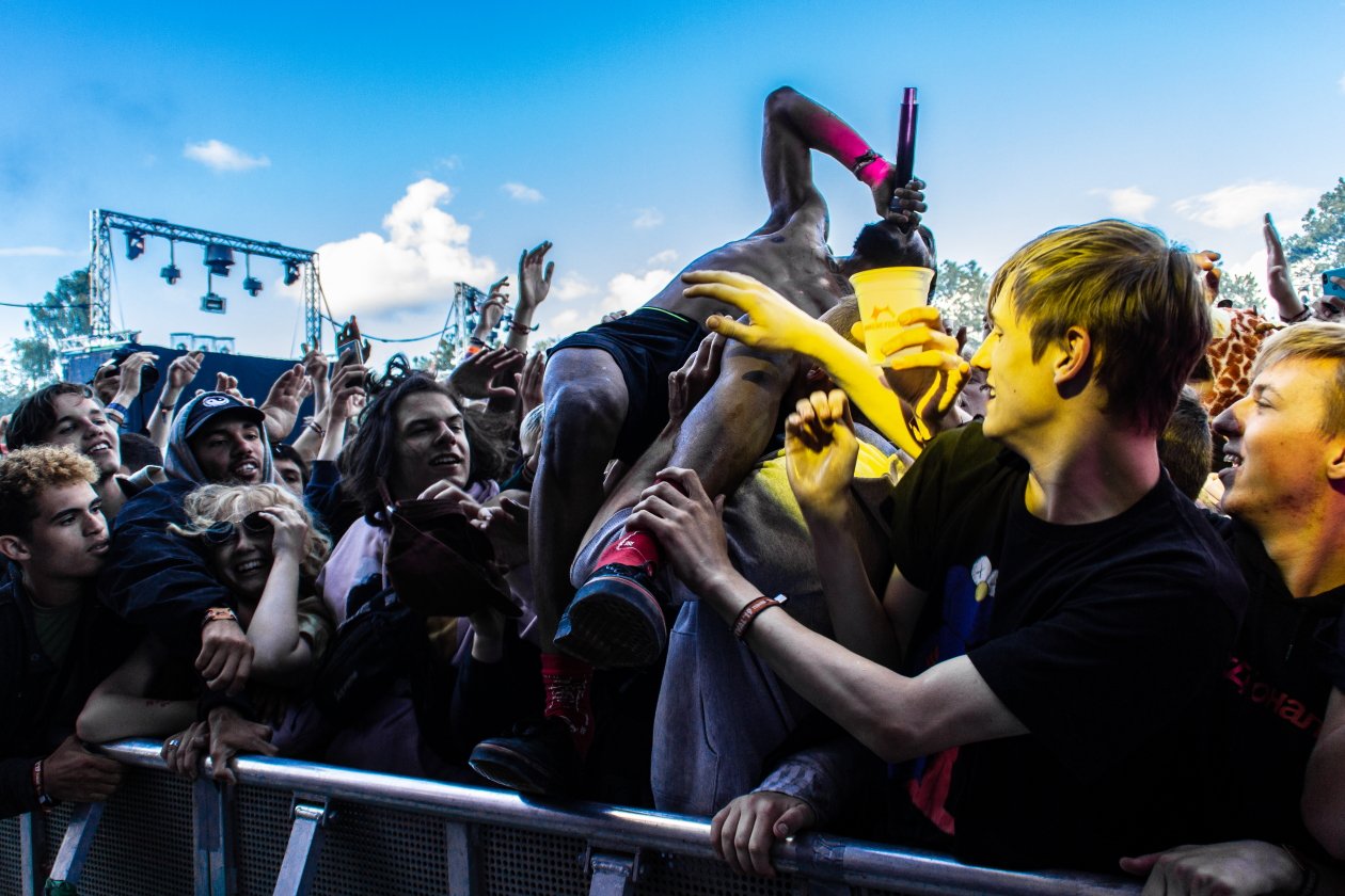 Fotos von einem der größten Festivals Europas - und das bei eisigem Wind Anfang Juli. – Jpegmafia.