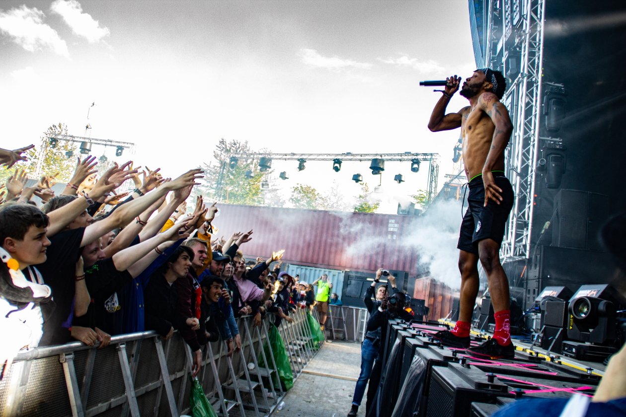 Fotos von einem der größten Festivals Europas - und das bei eisigem Wind Anfang Juli. – Jpegmafia.