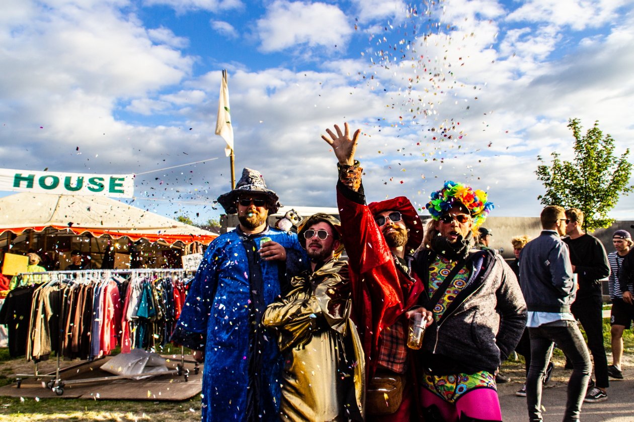 Fotos von einem der größten Festivals Europas - und das bei eisigem Wind Anfang Juli. – Konfetti!