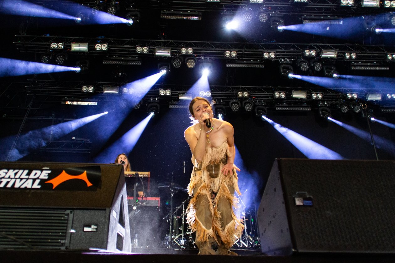 Fotos von einem der größten Festivals Europas - und das bei eisigem Wind Anfang Juli. – Maggie Rogers.