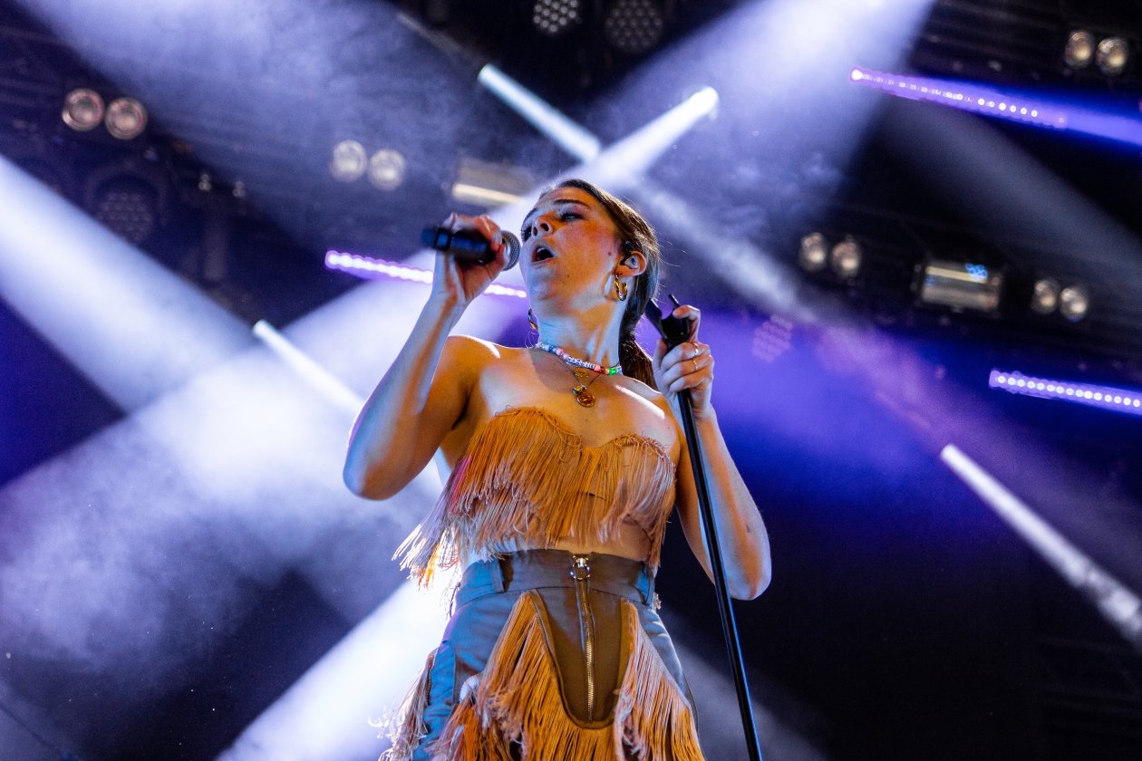 Fotos von einem der größten Festivals Europas - und das bei eisigem Wind Anfang Juli. – Maggie Rogers.