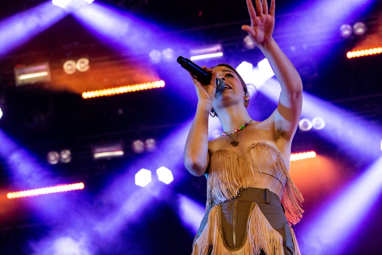 Fotos von einem der größten Festivals Europas - und das bei eisigem Wind Anfang Juli. – Maggie Rogers.