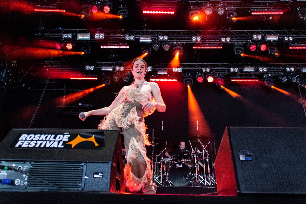 Fotos von einem der größten Festivals Europas - und das bei eisigem Wind Anfang Juli. – Maggie Rogers.