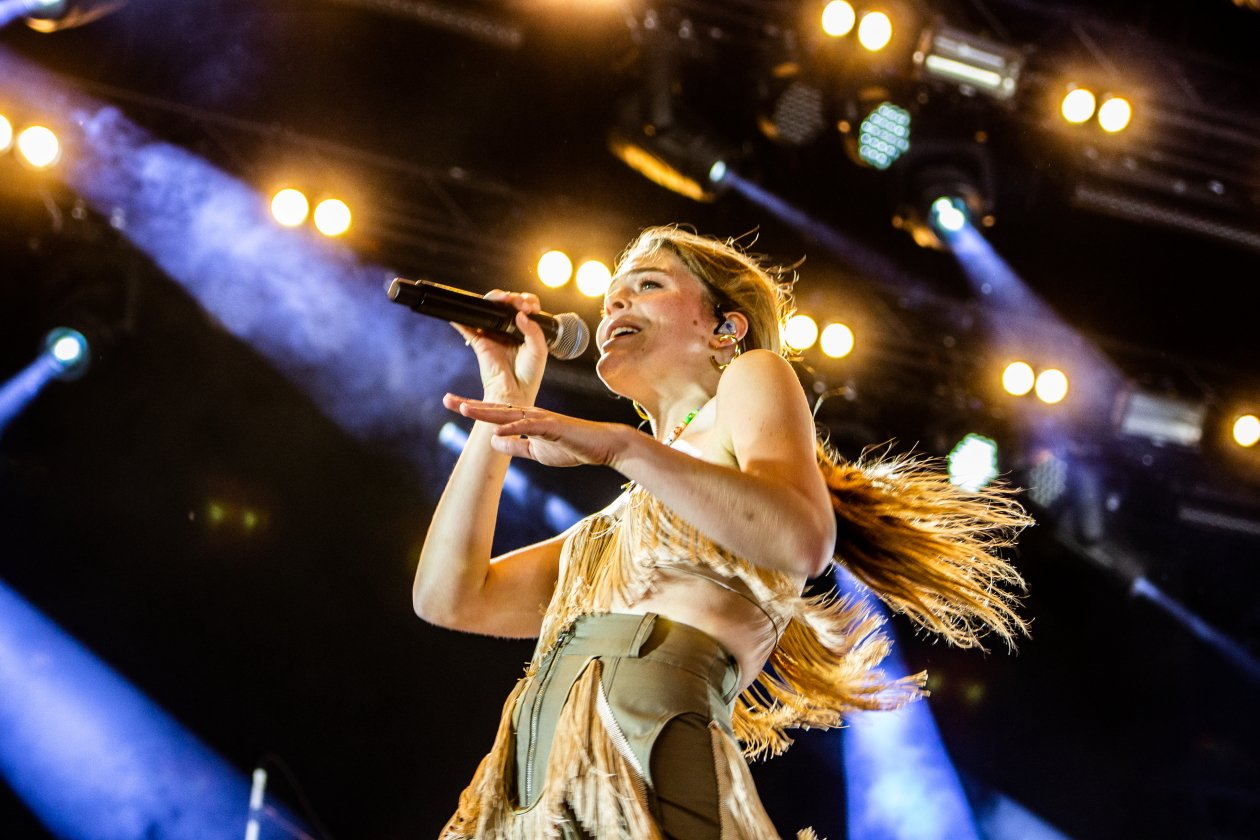 Fotos von einem der größten Festivals Europas - und das bei eisigem Wind Anfang Juli. – Maggie Rogers.