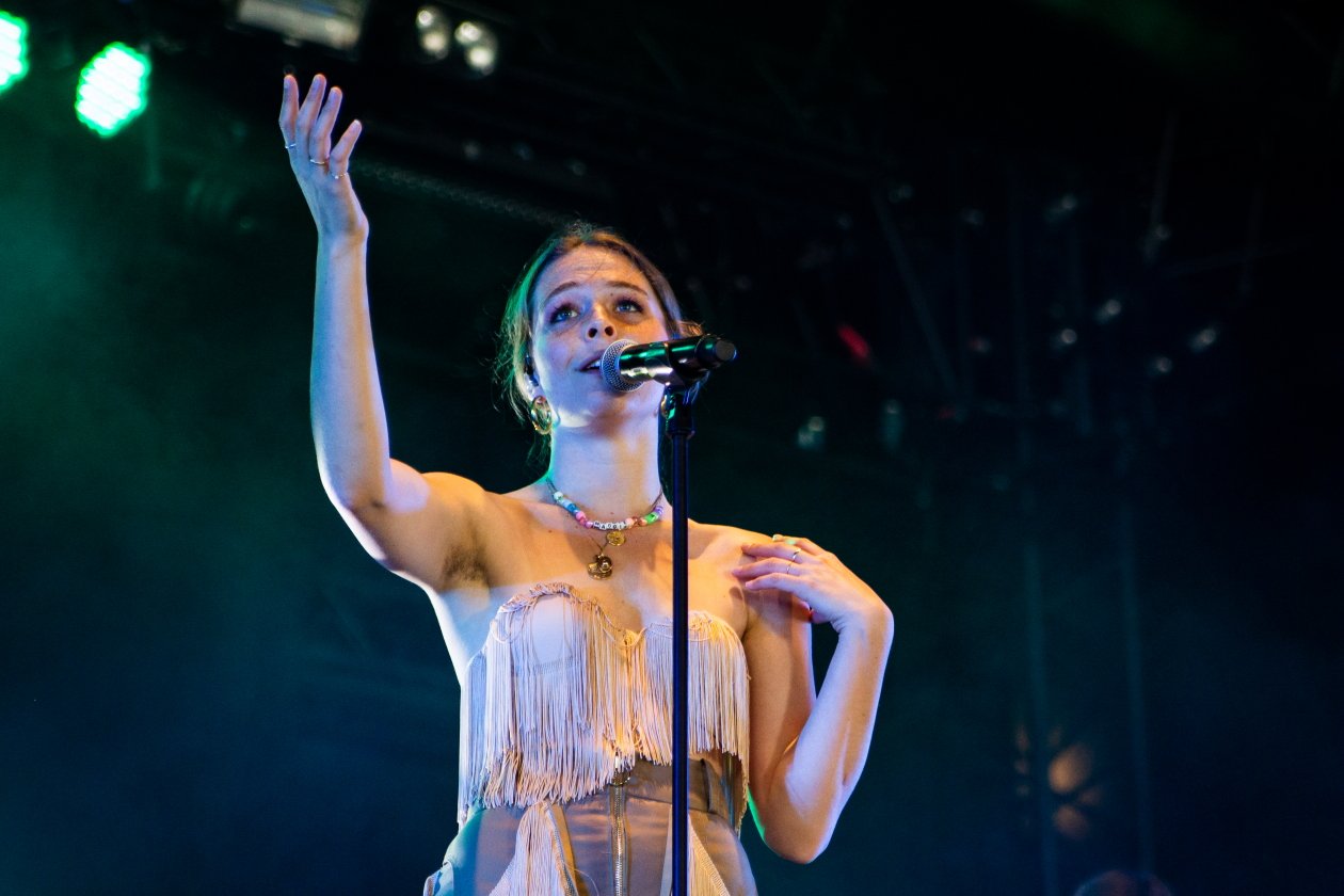 Fotos von einem der größten Festivals Europas - und das bei eisigem Wind Anfang Juli. – Maggie Rogers.