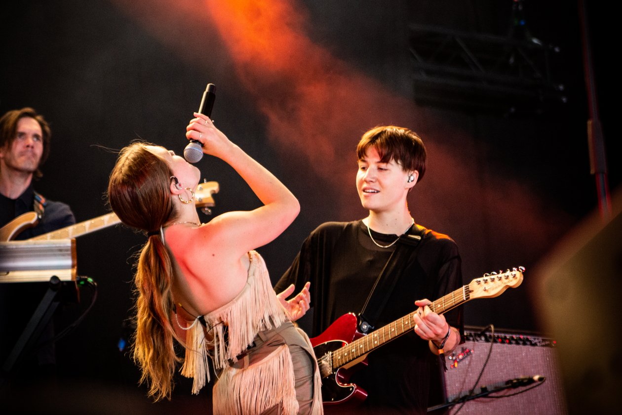 Fotos von einem der größten Festivals Europas - und das bei eisigem Wind Anfang Juli. – Maggie Rogers.