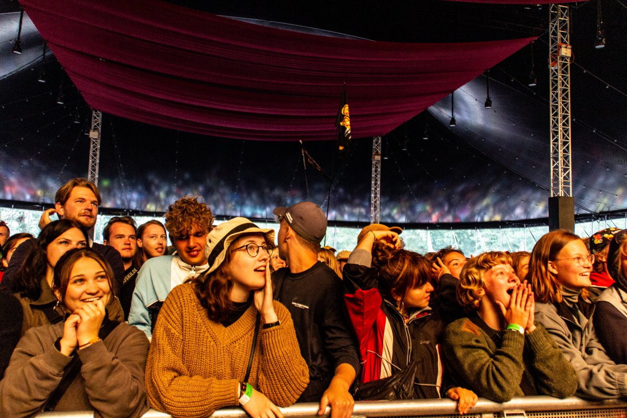 Fotos von einem der größten Festivals Europas - und das bei eisigem Wind Anfang Juli. – Orange Feeling.