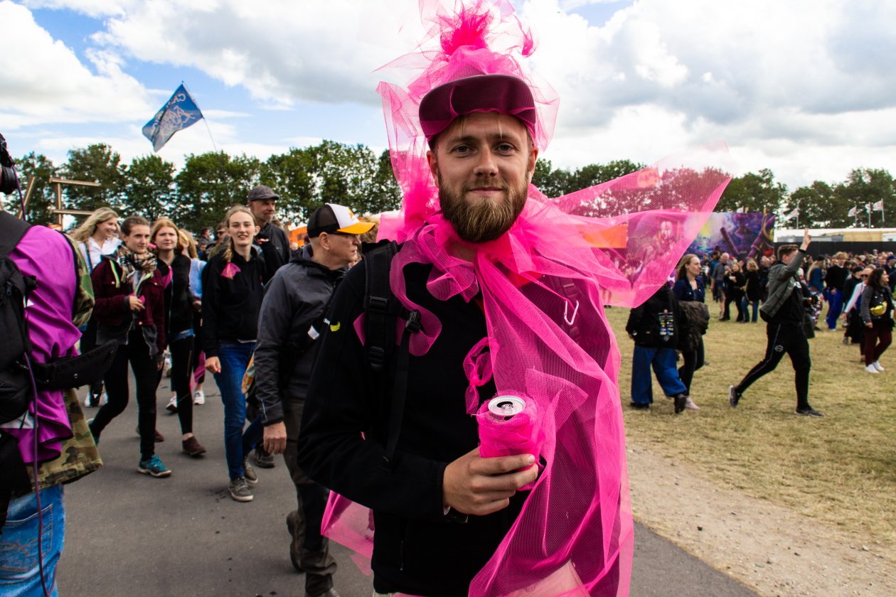 Fotos von einem der größten Festivals Europas - und das bei eisigem Wind Anfang Juli. – Pink.