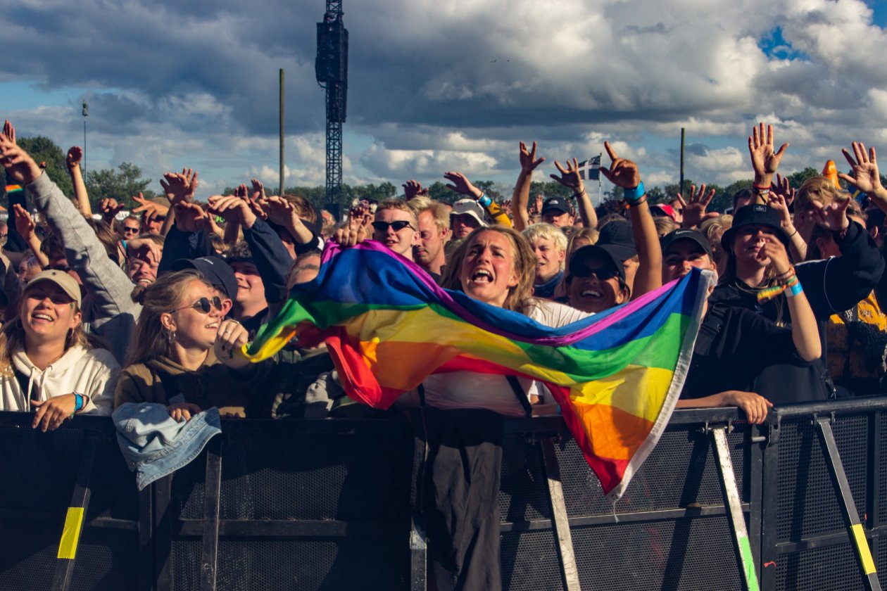 Fotos von einem der größten Festivals Europas - und das bei eisigem Wind Anfang Juli. – Pride bei Silvana Imam.