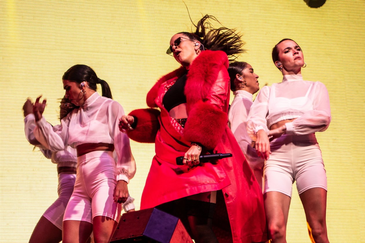 Fotos von einem der größten Festivals Europas - und das bei eisigem Wind Anfang Juli. – Rosalía.