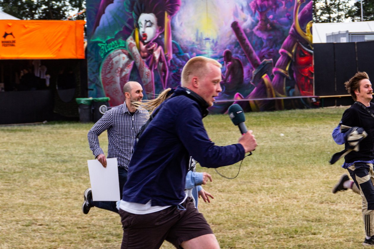 Fotos von einem der größten Festivals Europas - und das bei eisigem Wind Anfang Juli. – Stress bei der Arbeit.