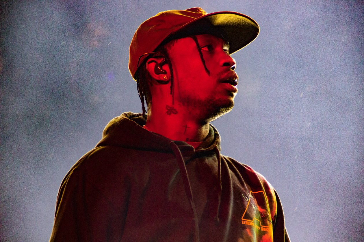 Fotos von einem der größten Festivals Europas - und das bei eisigem Wind Anfang Juli. – Travis Scott.