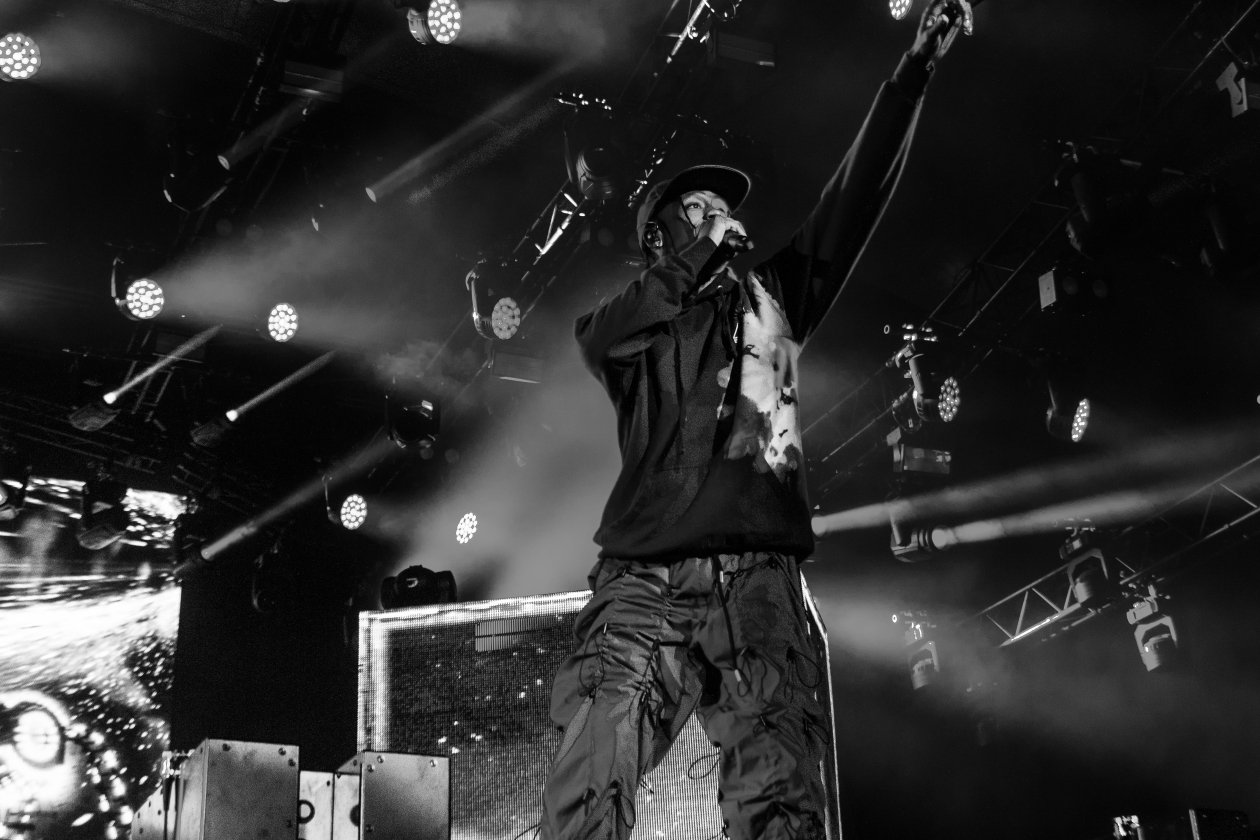 Fotos von einem der größten Festivals Europas - und das bei eisigem Wind Anfang Juli. – Travis Scott.