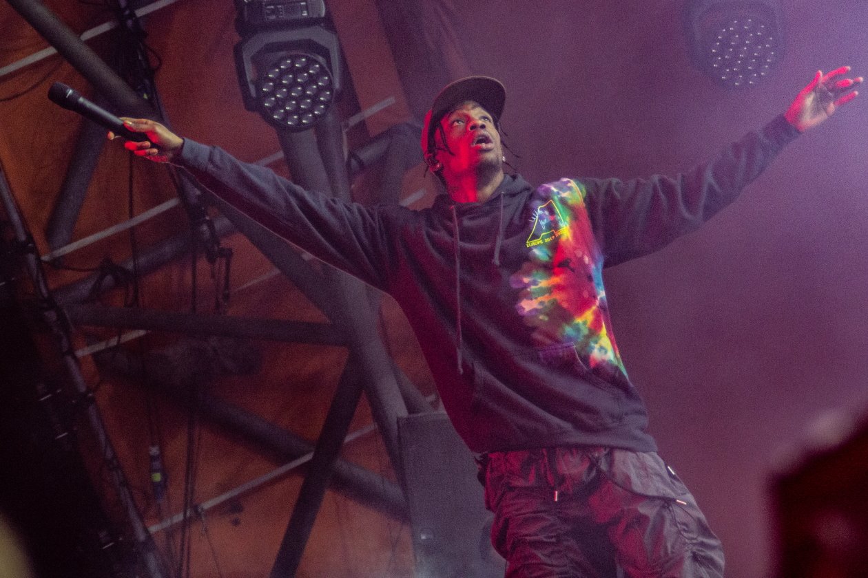 Fotos von einem der größten Festivals Europas - und das bei eisigem Wind Anfang Juli. – Travis Scott.