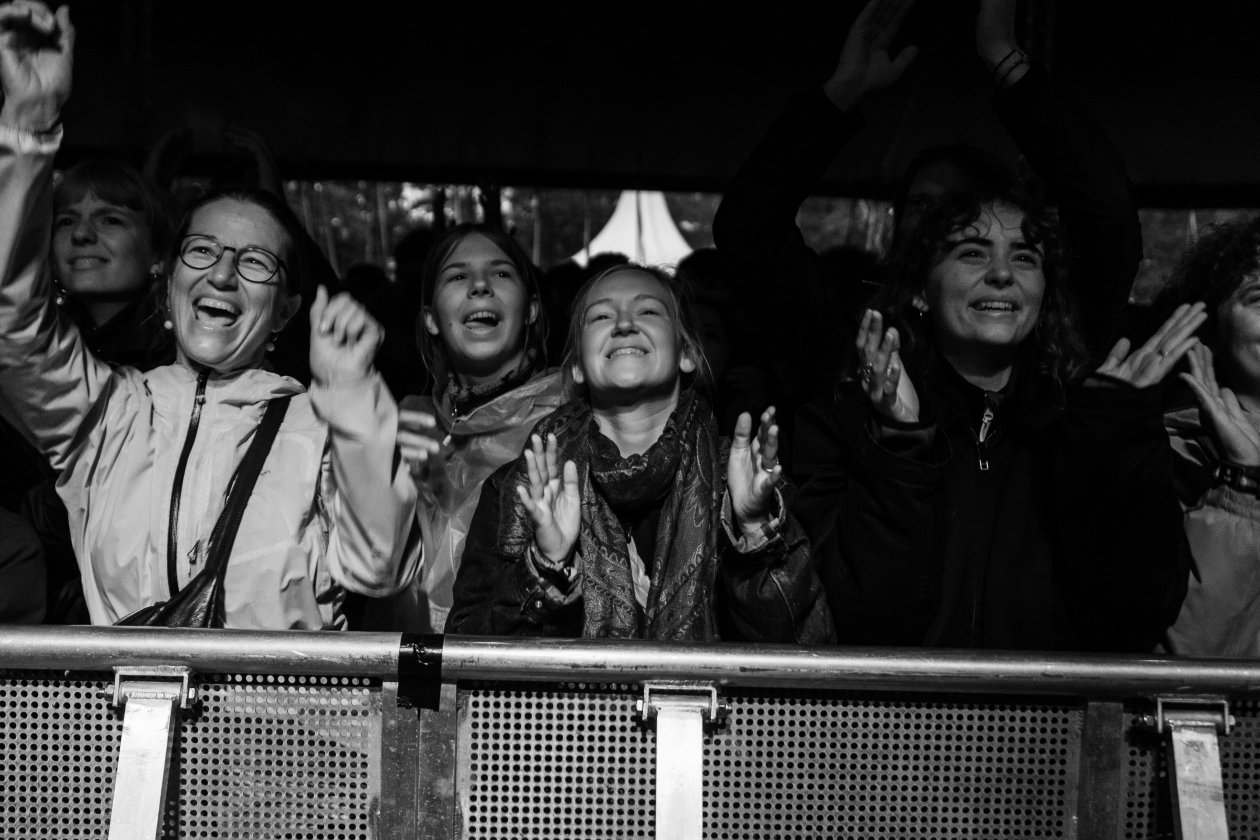 Fotos von einem der größten Festivals Europas - und das bei eisigem Wind Anfang Juli. – Vibes.