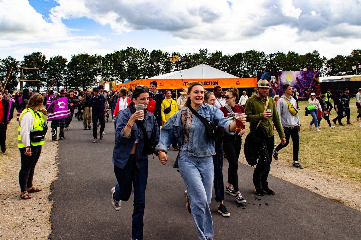 Fotos von einem der größten Festivals Europas - und das bei eisigem Wind Anfang Juli. – We're open!