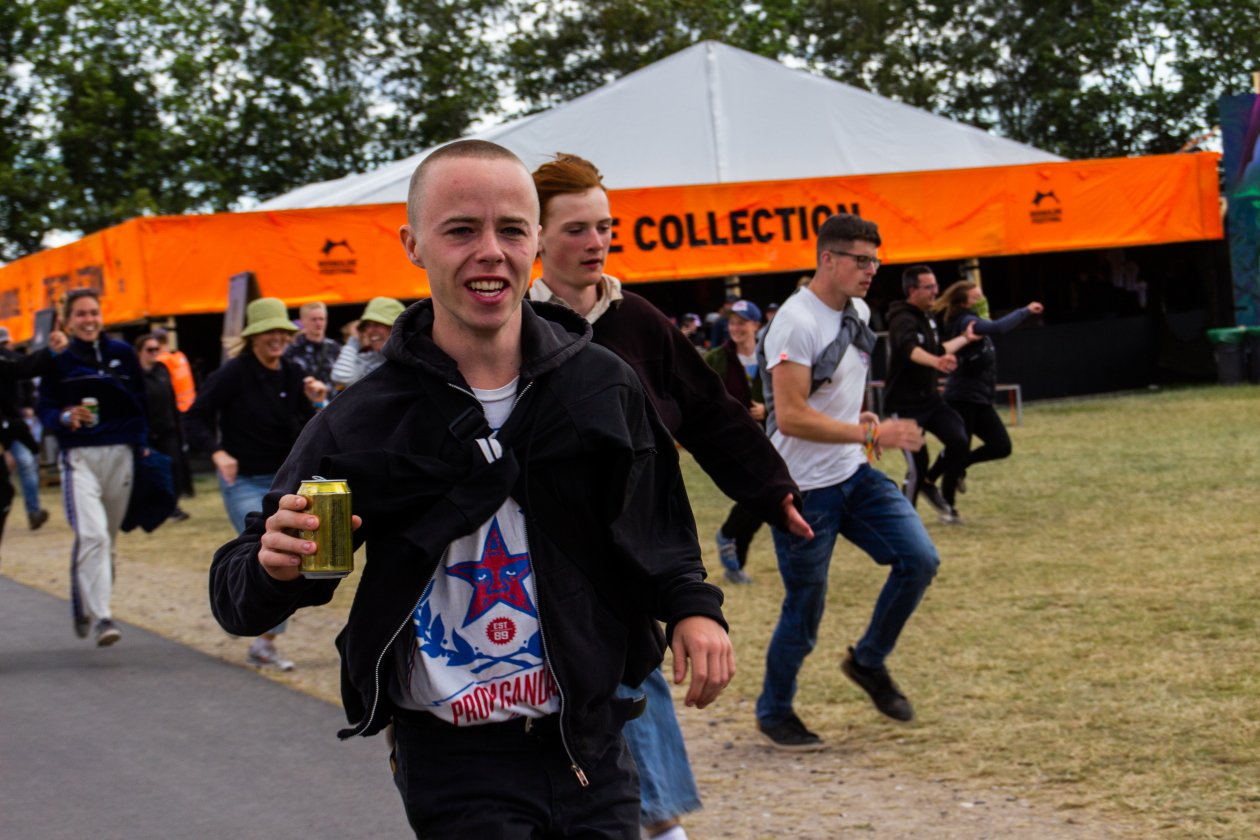 Fotos von einem der größten Festivals Europas - und das bei eisigem Wind Anfang Juli. – Zeit für Bier muss sein.