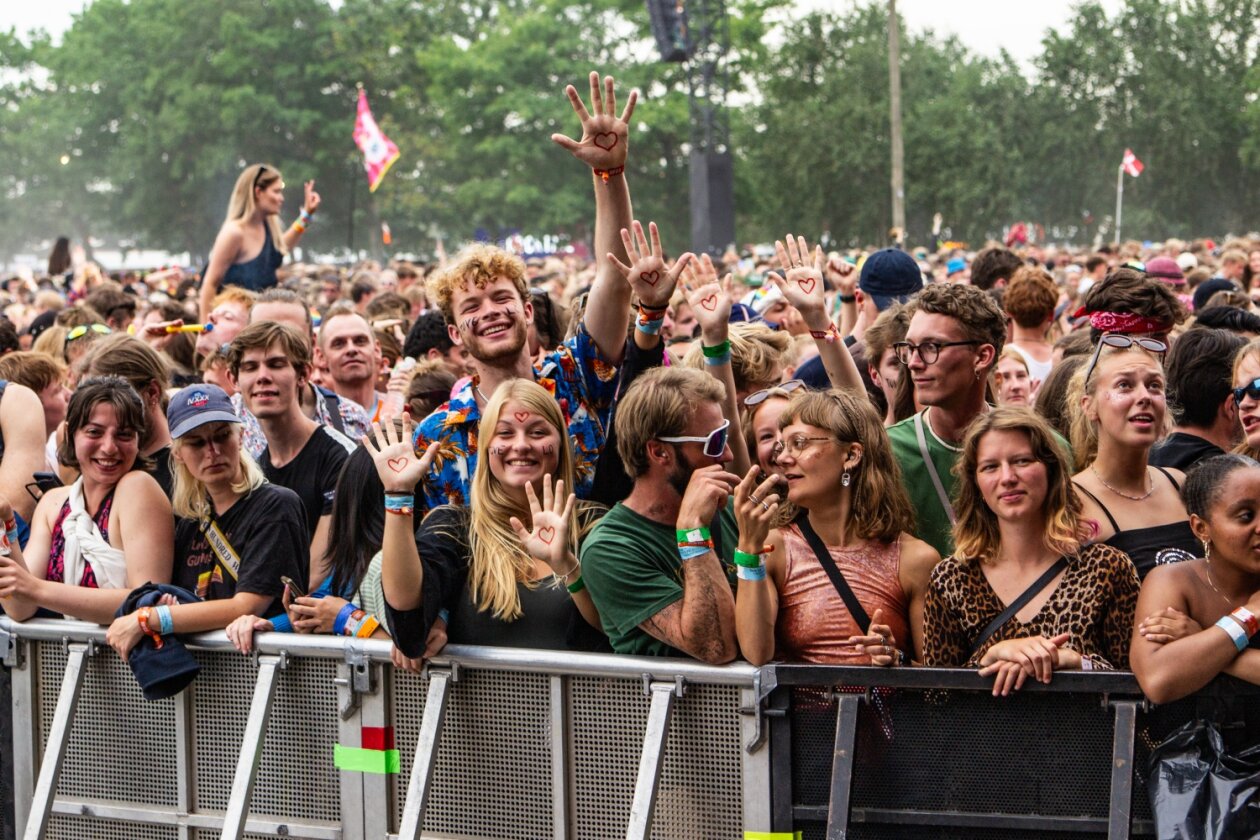 Star-Schaulaufen in Dänemark: Kendrick Lamar, Queens Of The Stone Age, Busta Rhymes, Lil Nas X u.v.a. – Fans vor der Orange Stage.